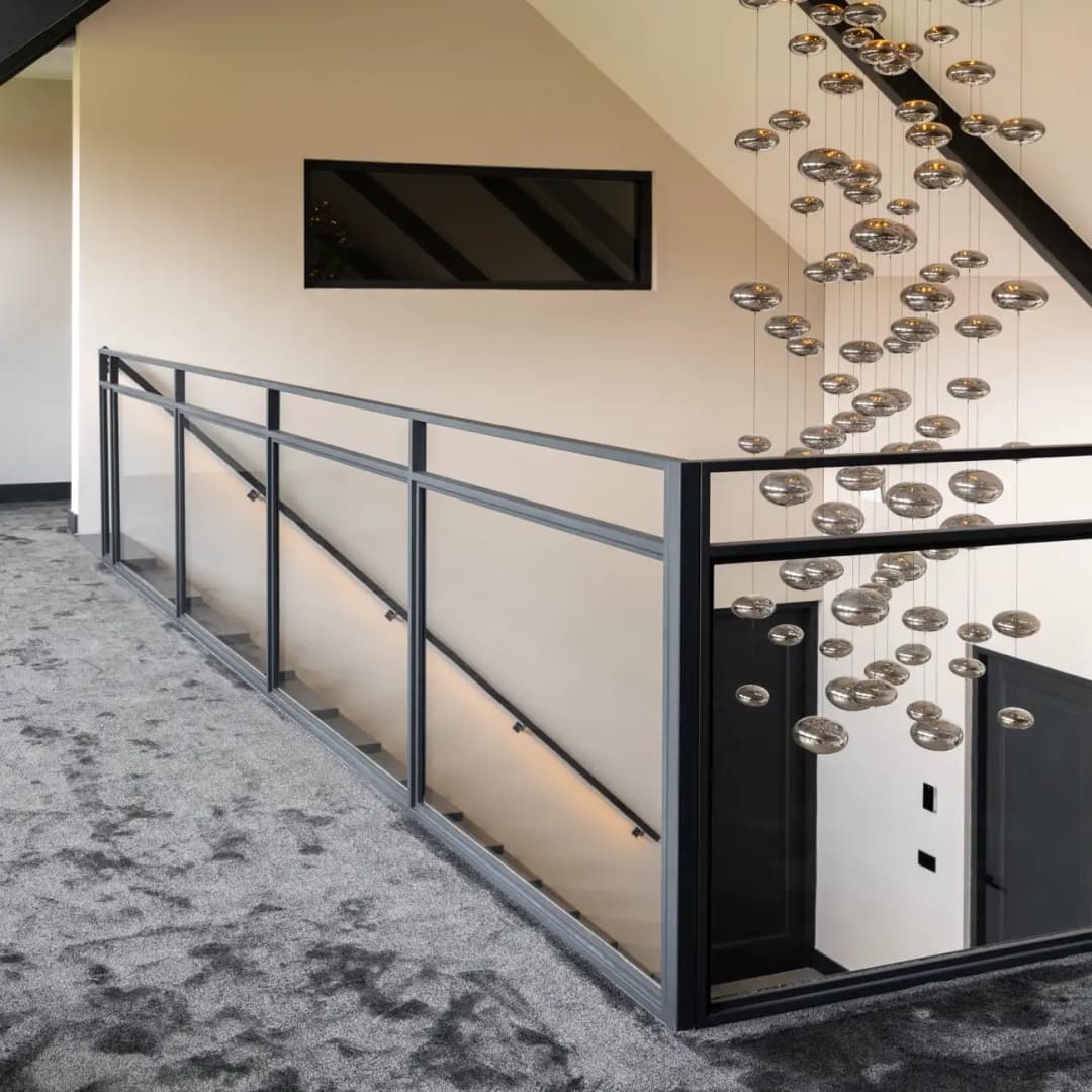 Stalen balustrade met ingelegd glas