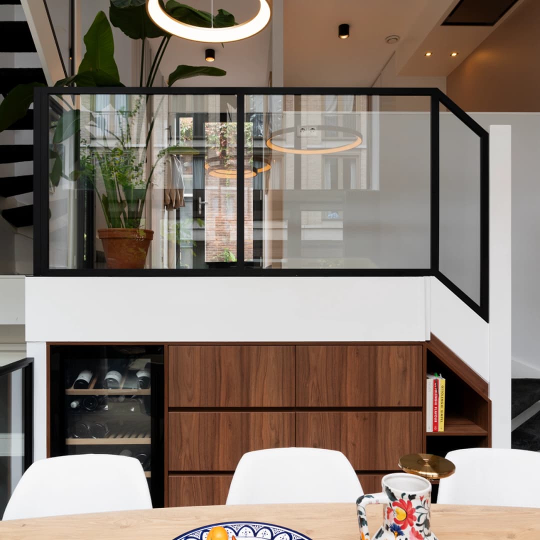 Stalen balustrade met ingelegd veiligheidsglas