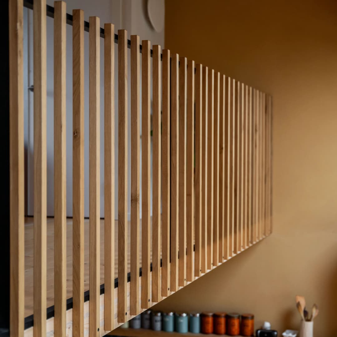 Stalen balustrade met verticale eiken houten spijlen