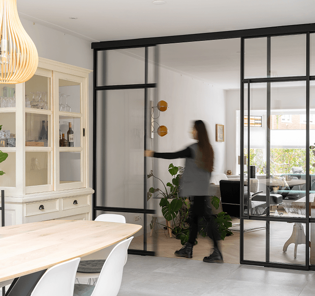 Woonkamer met stalen deuren