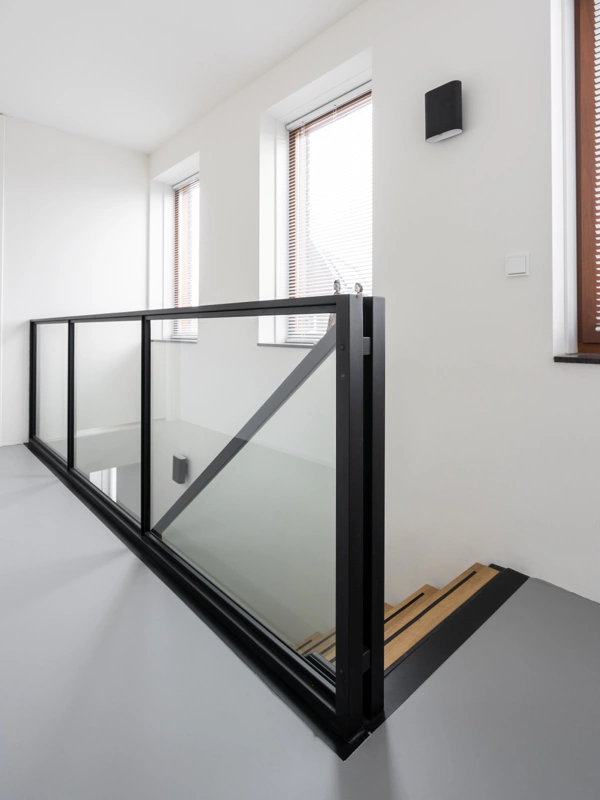 Stalen balustrade met glas