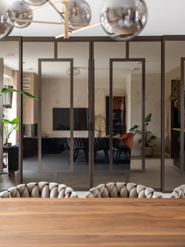 Stalen deuren en roomdivider in woning