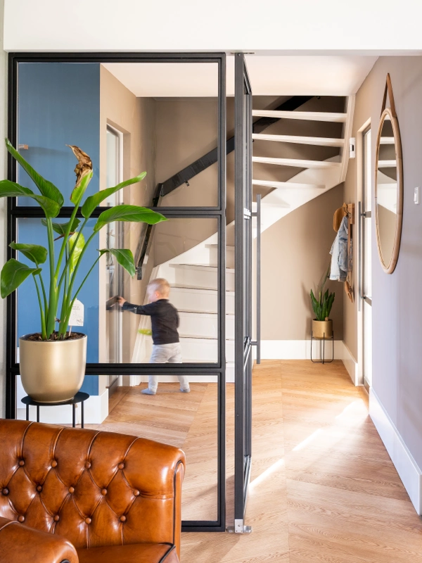 Stalendeur en paneel in woning