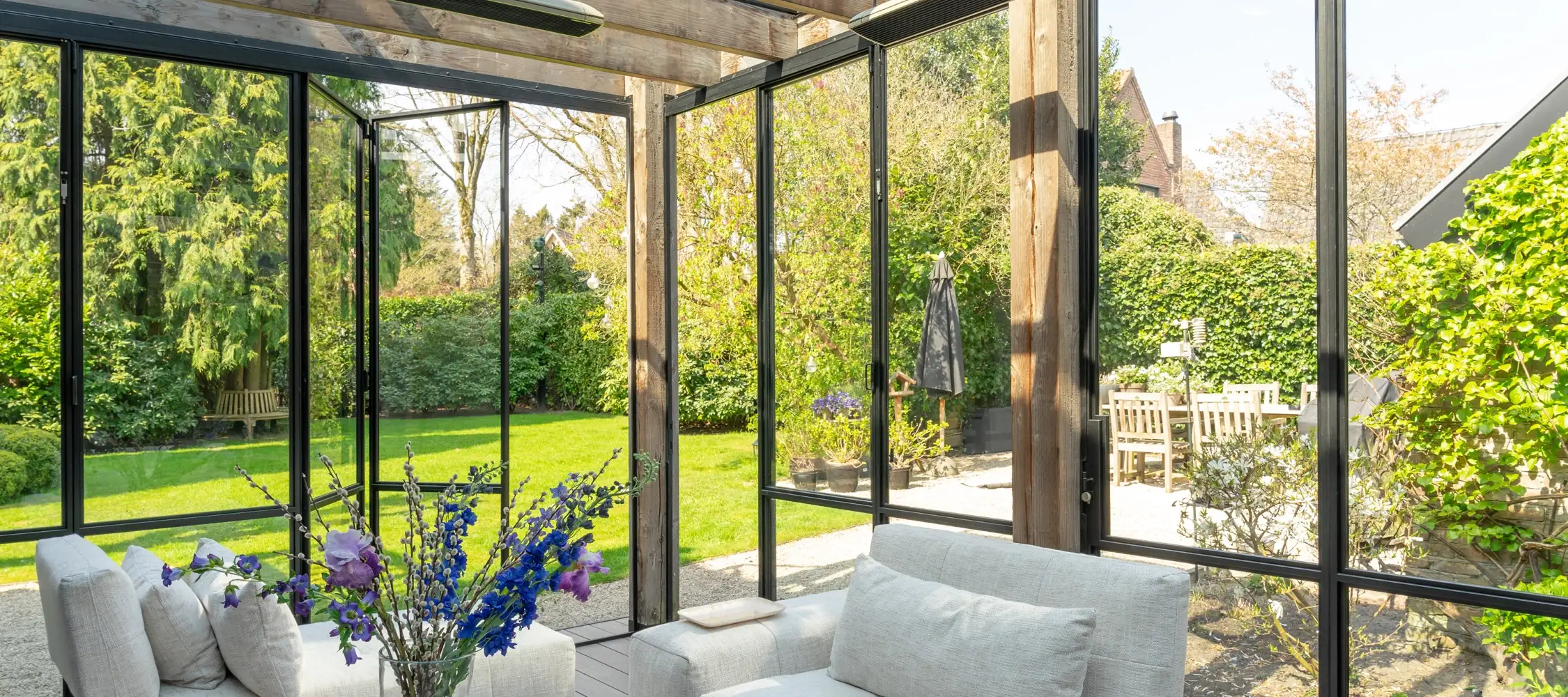 aanbouw met stalen deuren en glas
