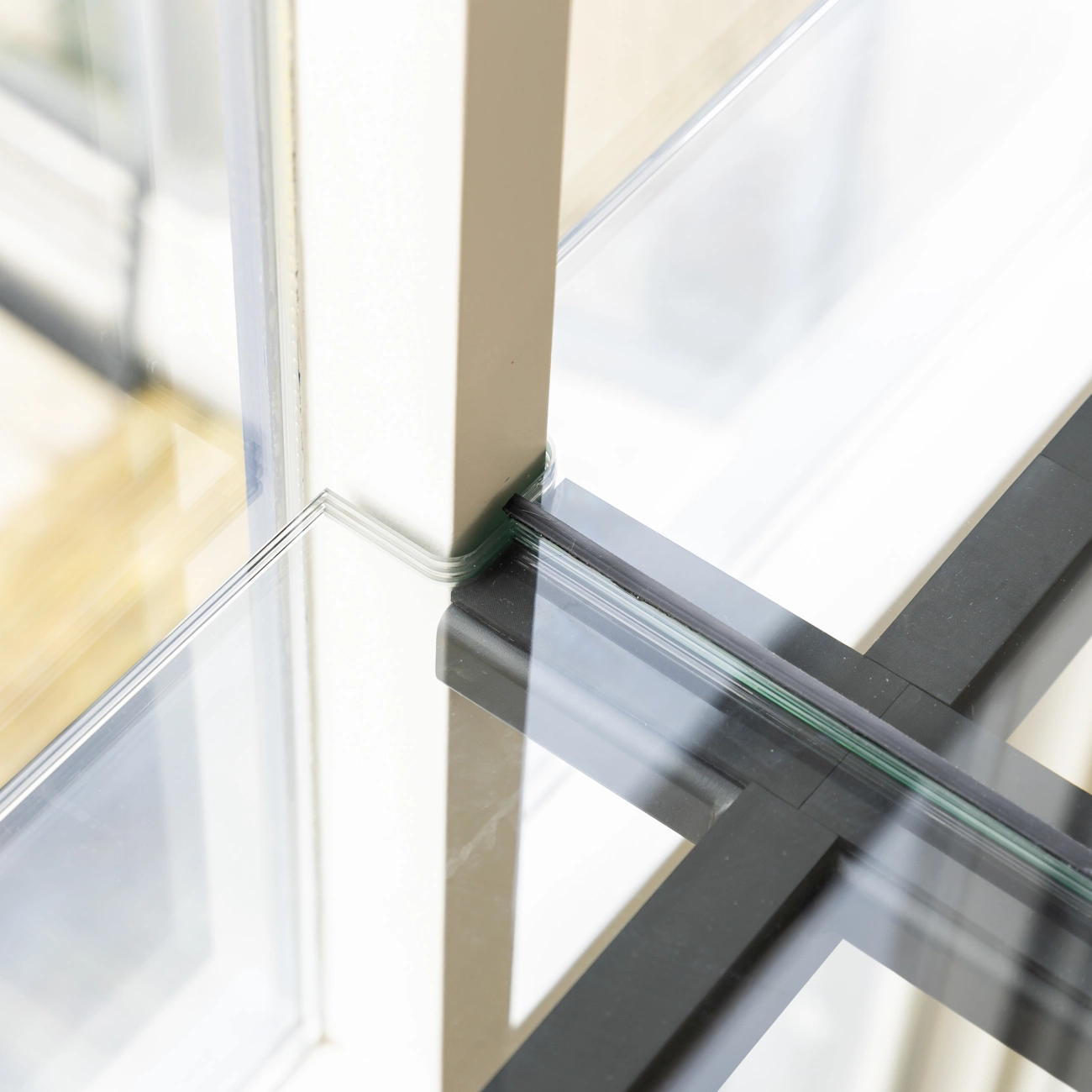 stalen deur met glas, geribbeld en volledig transparant