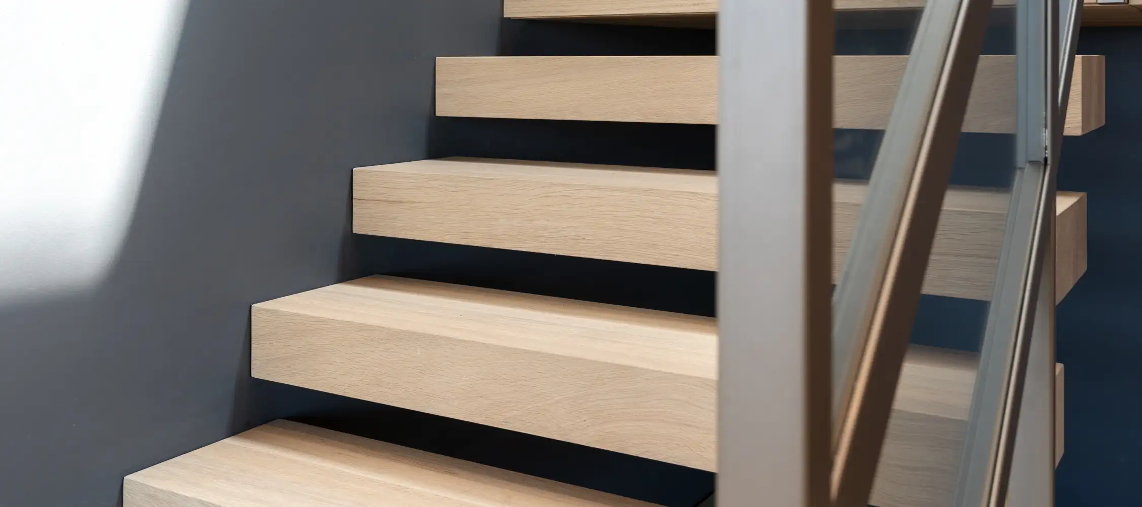 Stalen trap met houten treden