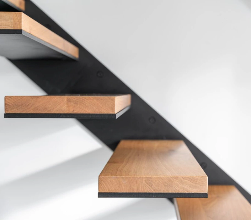 Stalen trap met houten treden