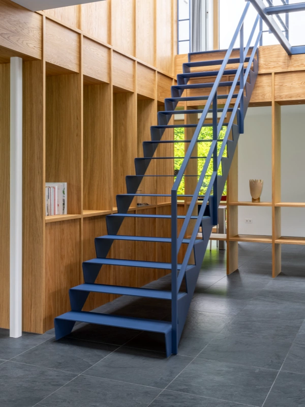 Blauwe stalen trap